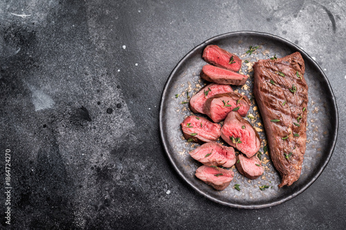 Foto Grilled lamb mutoon sliced steak, tenderloin fillet meat