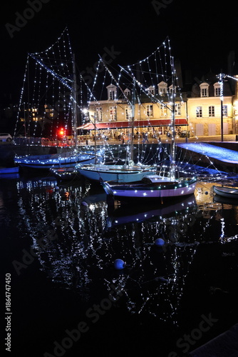 Le port de Saint-Goustan illuminé pour noël (Bretagne, Morbihan, France)