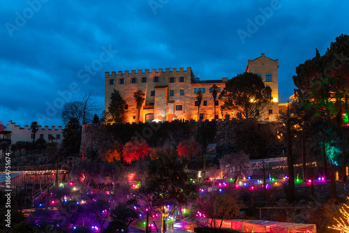 Beleuchtetes Schloss Trauttmansdorff bei Meran, Südtirol