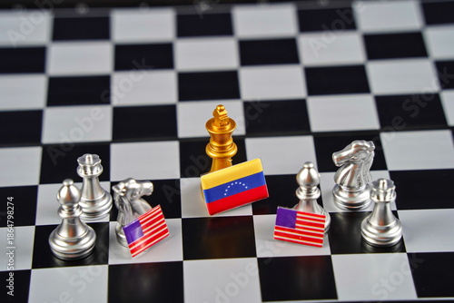 Quadro em tela The golden king chess piece with the flag of Venezuela and the pieces with the flags of the USA