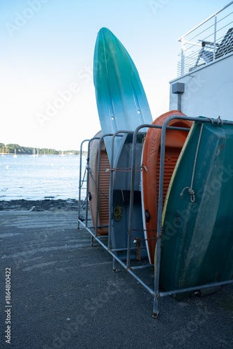 Barques colorées bien rangées devant la mer