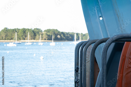 Planche à voile bien rangée face à l'océan