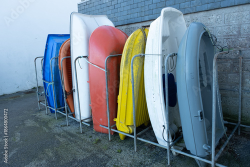 Barques colorées bien rangées