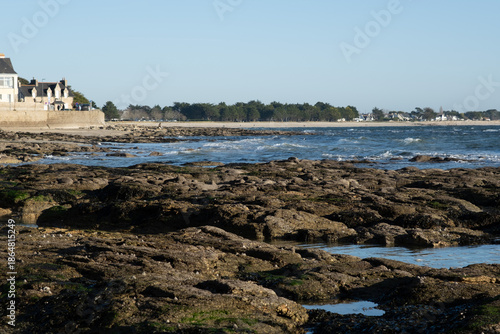 Ile-Tudy dans le Finistère Bretagne, cote découpée avec rochers