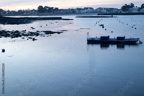 Lever de soleil à l'Ile-Tudy dans le Finistère Bretagne avec alignement des bouées
