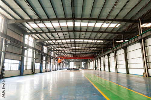 The clean environment of the steel mill workshop, with beautiful ceilings and floors