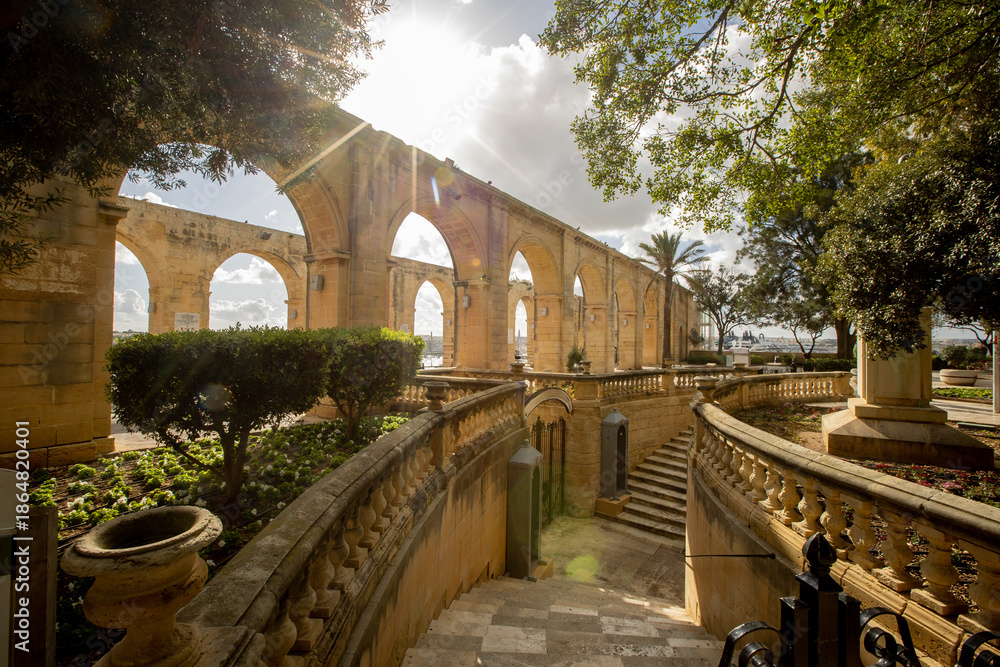 Obraz premium Stunning views of Valletta's architecture from Upper Barrakka Gardens