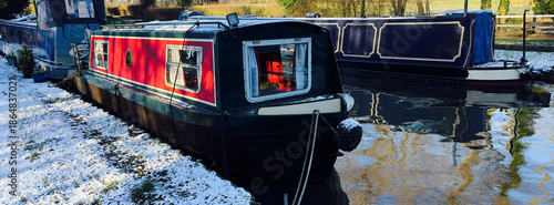 Photography uk canal in winter with snow and frost