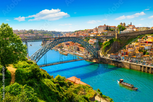 Slika na platnu Beautiful view of the city of Porto on a beautiful summer day