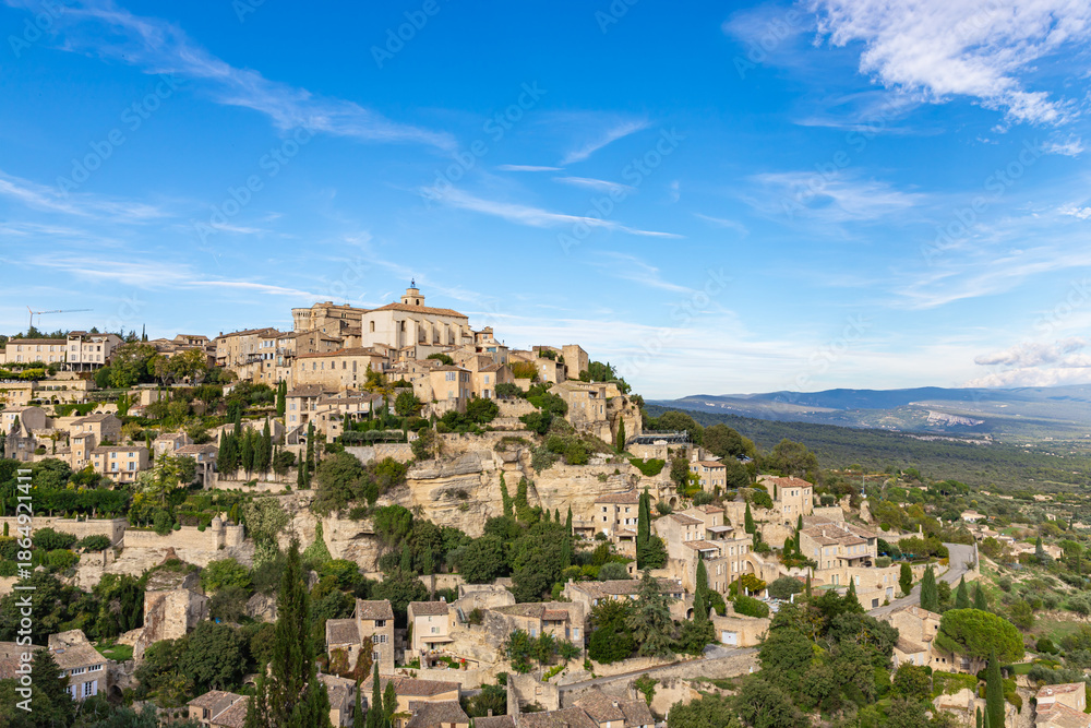 Obraz premium View on Gordes, a small typical town in Provence, France. Discover the stunning hilltop village of Gordes in Provence. Ancient hilltop village of Gordes, Provence, France.