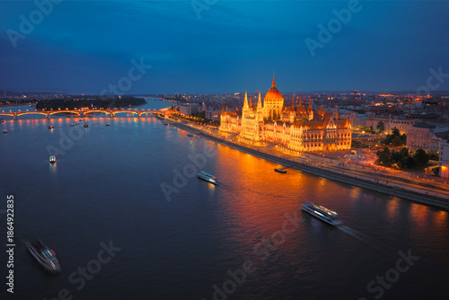 Quadro su tela Panoramic evening view of Budapest during the blue hour, featuring the illuminat