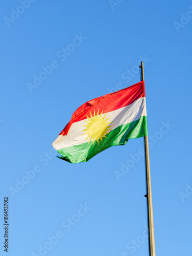 Tableau sur toile Kurdistan flag flying at the Federal Iraq - Iraqi Kurdistan border checkpoint on