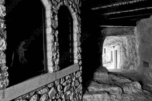 Italia in bianco e nero. Borgo medievale di Ortona dei Marsi .Abruzzo, Italia