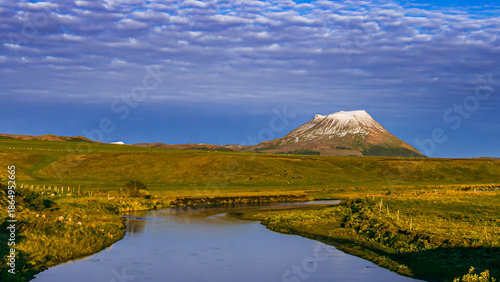 Bild auf Leinwand Wunderschöne wilde vulkanische Naturlandschaft in Nordisland, Europa