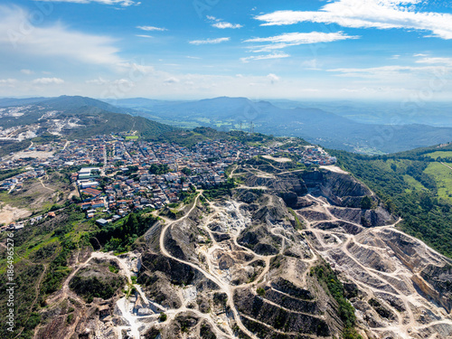 Mineração em São Tomé das Letras em imagens aéreas. Grandes pontos de mineração em torno da cidade.