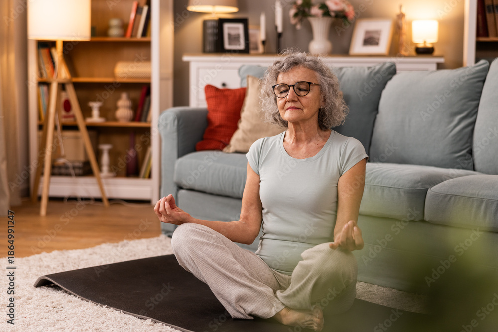 Obraz premium Senior Woman Meditating