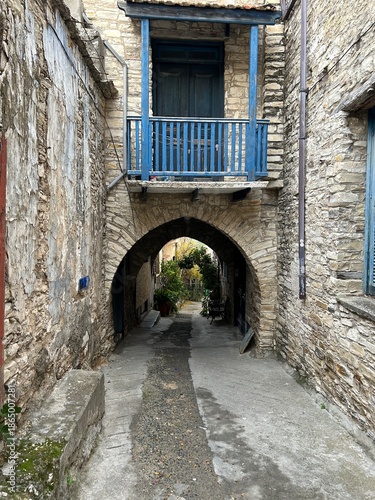 niebieski balkon nad kamienną drogą i miastem