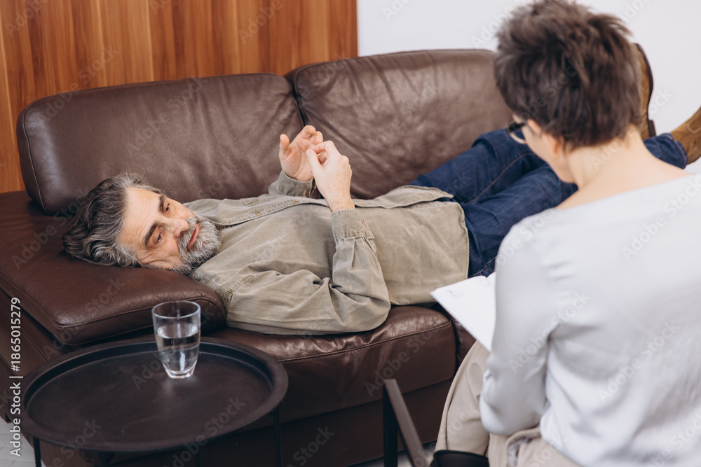 Obraz premium Patient talking to psychologist during therapy session