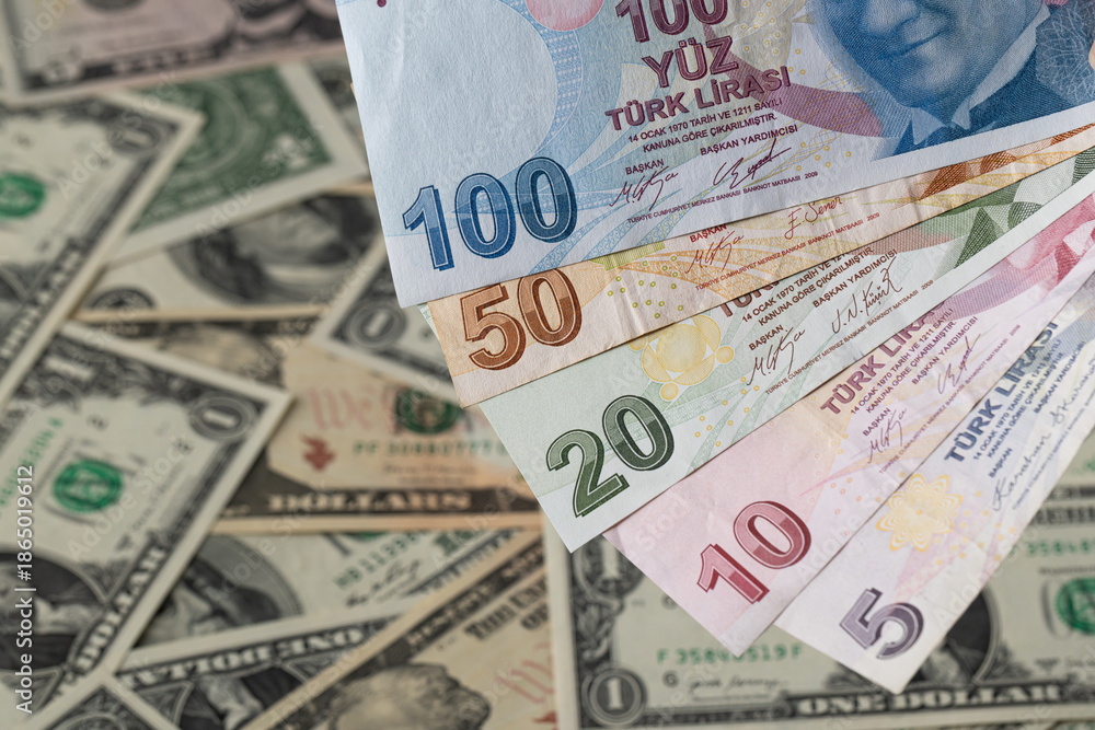 Obraz premium Turkish Lira Banknotes on Dollar Background