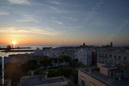 Fotografie panorma del centro storico di monopoli in provincia di bari visto dall'alto all'