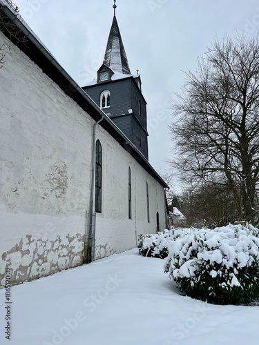 Winterspaziergang in Bad Sachsa im Harz: der Schmelzteich und die evangelisch-lutherische St.-Nikolai-Kirche