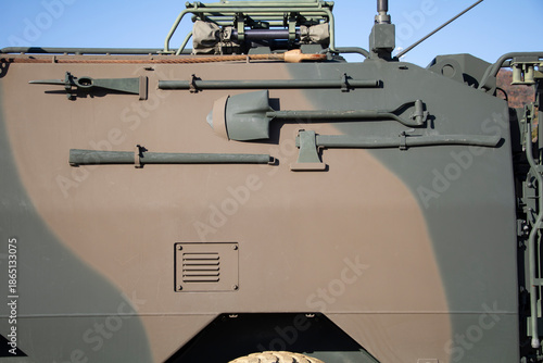 装甲車に取り付けられた土工具