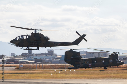 対戦車ヘリコプターと大型輸送ヘリコプター