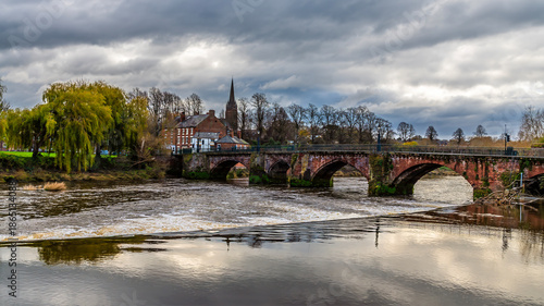Fotografie A view towards the Old Dee Bridge beside the weir on the River Dee in the city o