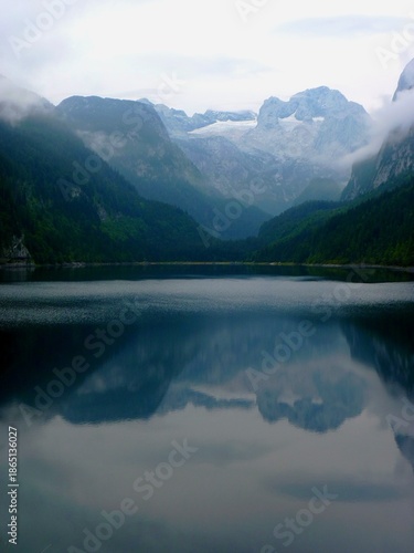 Légère brume sur le lac de Gosau en Autriche