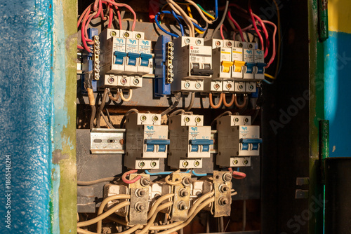 Foto Close-up view of circuit breakers with fuse box or circuit breaker in an old industrial building