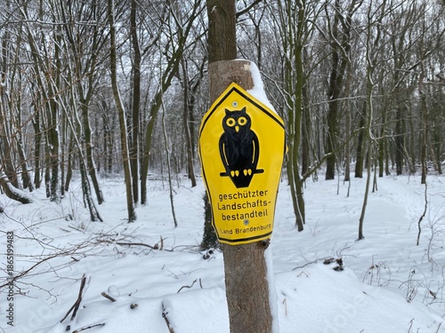 Wallpaper Mural 📸 Beschreibung (Deutsch | max. 200 Zeichen)

Gelbes Hinweisschild mit Eulen-Symbol an einem Baum in verschneitem Wald. Das Motiv steht für Naturschutz, Schutzgebiete, Winterlandschaft und Umweltbewus Torontodigital.ca