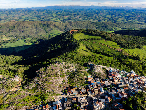 Imagem aérea de grande área São Tomé das Letras e pontos de mineração em Minas Gerais. Vista ampla e panorâmica da região.