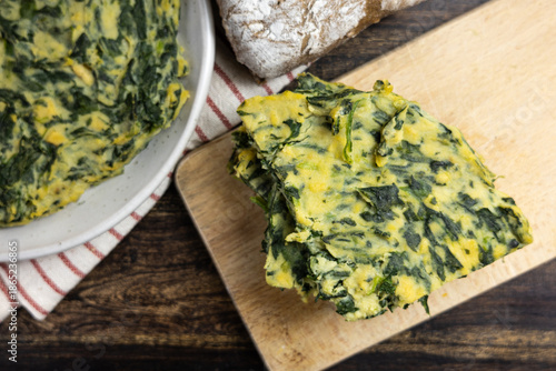 Spinach farinata with bread and kitchen towels