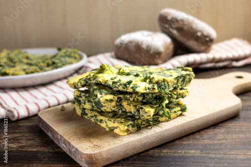 Spinach farinata with bread and kitchen towels