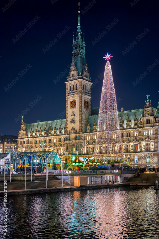 Fototapeta premium Hamburg, Germany. The city hall (German: Rathaus) with Christmas Market on Rathausmarkt.