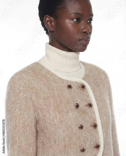  Détail Tenue en Mohair et laine Beige silhouettes décontractées vue de trois-quart