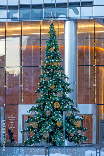 Warszawa, Polska. Świąteczne dekoracje miasta. Choinka. 