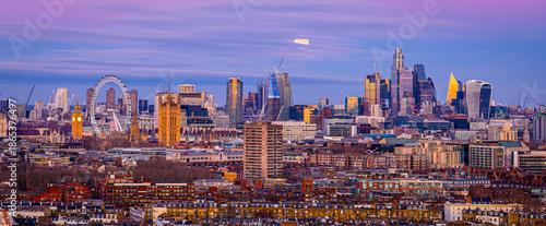Tableau sur toile London skyline panoramic sunset with London Eye and City skyscrapers, UK