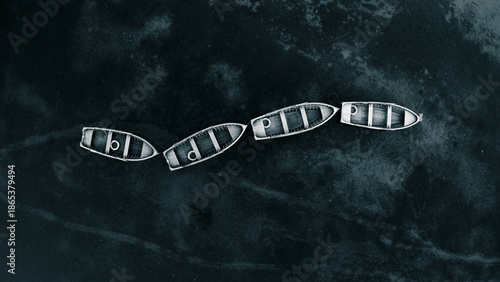 Vier Boote auf dunklem Wasser – Luftaufnahme / Four Boats on Dark Water – Aerial View