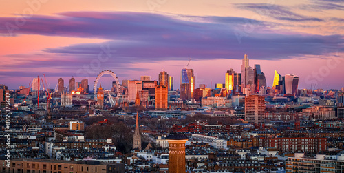 Cuadro en lienzo London skyline panoramic sunset with London Eye and City skyscrapers, UK