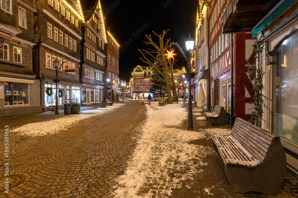 Fototapeta premium Herborn, historische Fachwerkstadt im Lahn-Dill-Kreis, Innenstadt am Abend