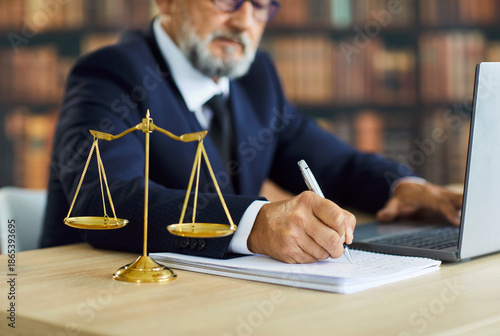 Foto Lawyer writing notes in notebook, attorney working on clients defense in court case