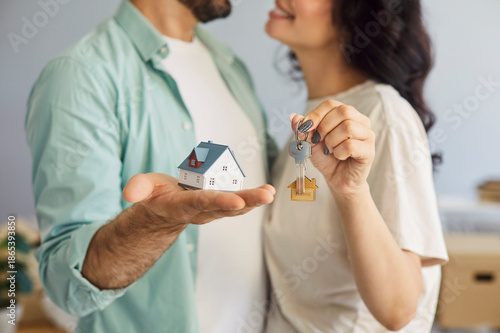 Billede på lærred Couple presents keys and house model