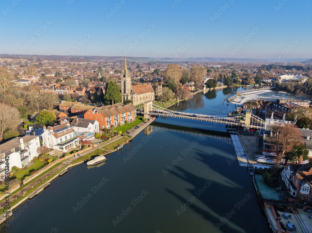 Obraz premium Sunny aerial capture of Marlow by the River Thames in Buckinghamshire