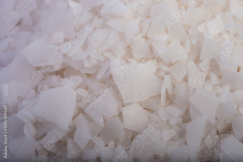 Fotografía White salt flakes magnesium chloride macro background for spa wellness and chemical industry