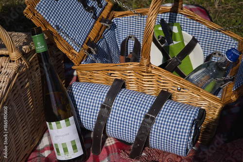 Picknick-Ausrüstung im Weinberg mit gefülltem Weidenkorb, blau-weißer Decke und einer Flasche Weißwein vom Weingut Zahn, Kaatschen-Weichau, Burgenlandkreis, Sachsen-Anhalt, Deutschland