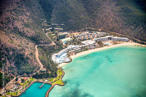 Fotografie Whitsunday Island resort seen from airplane showing blue ocean, sandy beaches an