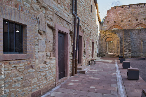 Historische Sandsteinfassade der Klosteranlage Memleben mit Blick auf die Kirchenruine, restauriertes Mauerwerk der ehemaligen Kaiserpfalz, Memleben, Burgenlandkreis, Sachsen-Anhalt, Deutschland