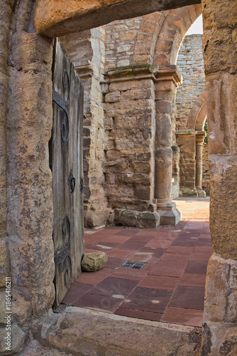 Detailaufnahme romanischer Säulen in der Klosterruine Memleben, Blick durch massive Rundbögen auf historisches Mauerwerk der Kaiserpfalz, Memleben, Burgenlandkreis, Sachsen-Anhalt, Deutschland