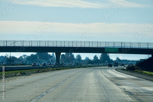 Obraz na plátně Masten Avenue Overpass Above a Multi-lane California Highway